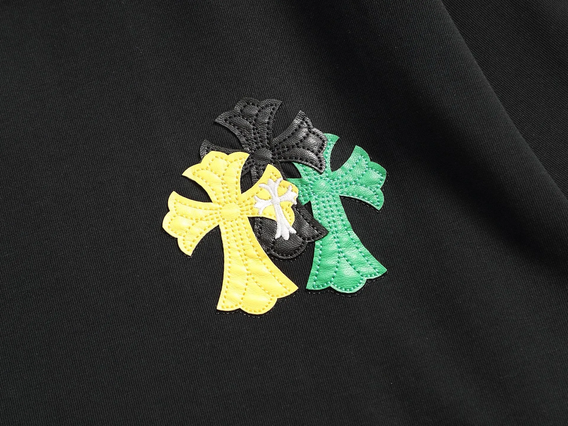 🅿️220 Chrome hearts ch Chrome hearts cross leather short-sleeved T-shirts. Large version. Loose and stylish. The difference is the low version, the slim version, the upper body and the crotch. 100% commitment: top quality, not fast food. The highest version on the market. Top quality, 320 grams. 26 custom-dyed double yarn cotton, same style for men and women, complete with three standards. Color: Black White Khaki Size: XS-L Size chart: